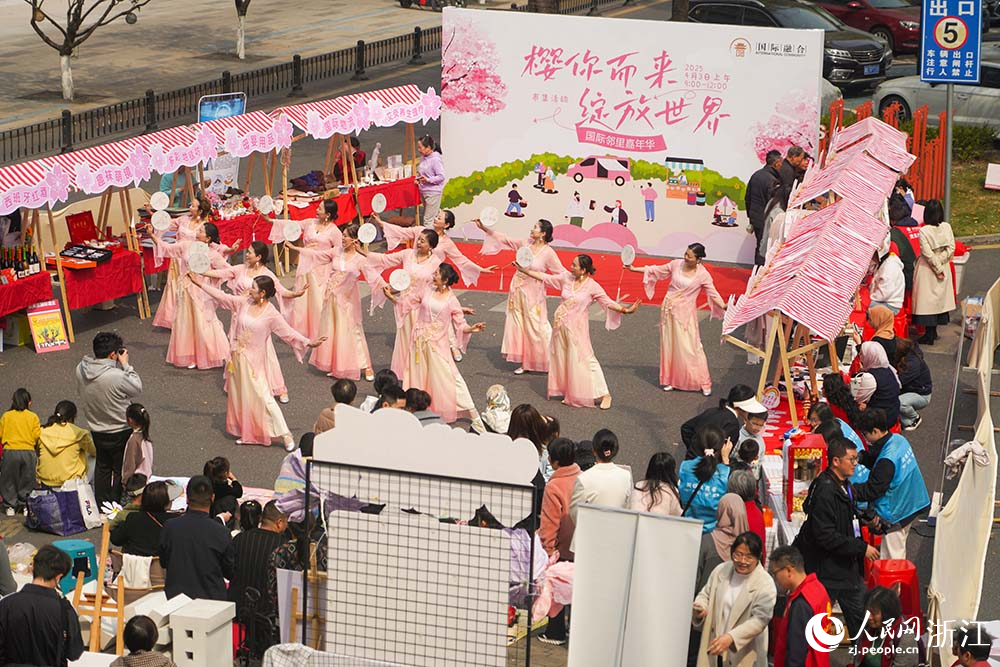 浙江义乌：中外居民体验传统文化